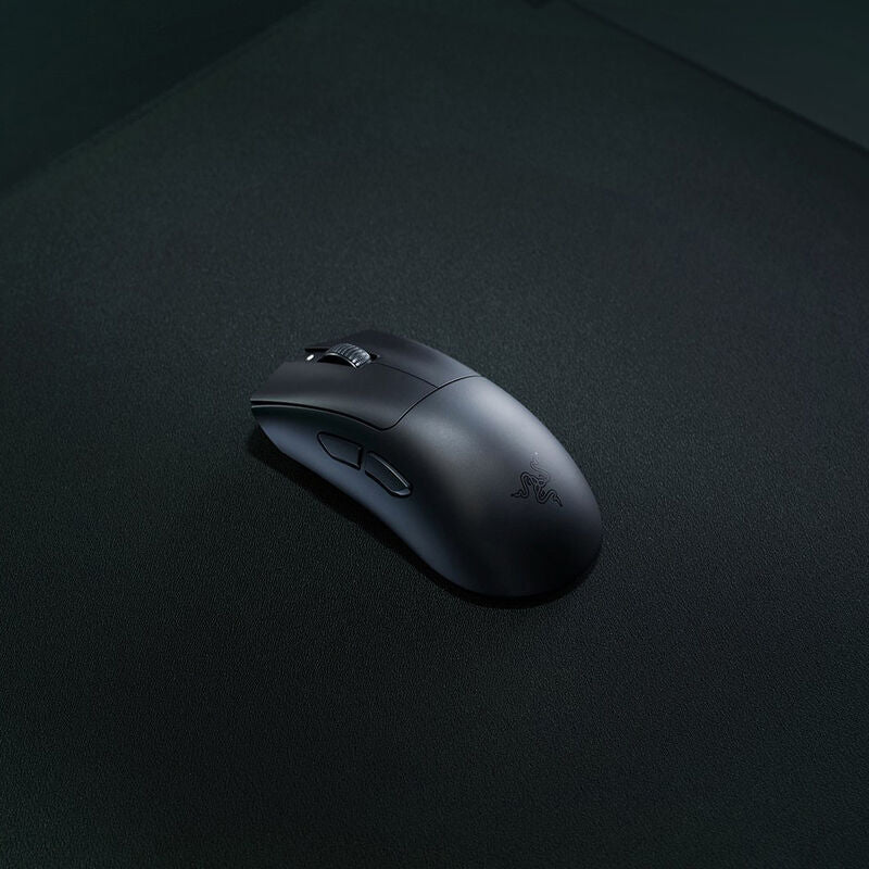 Razer DeathAdder V3 Hyperspeed trådløs gamingmus vist sammen med tastatur