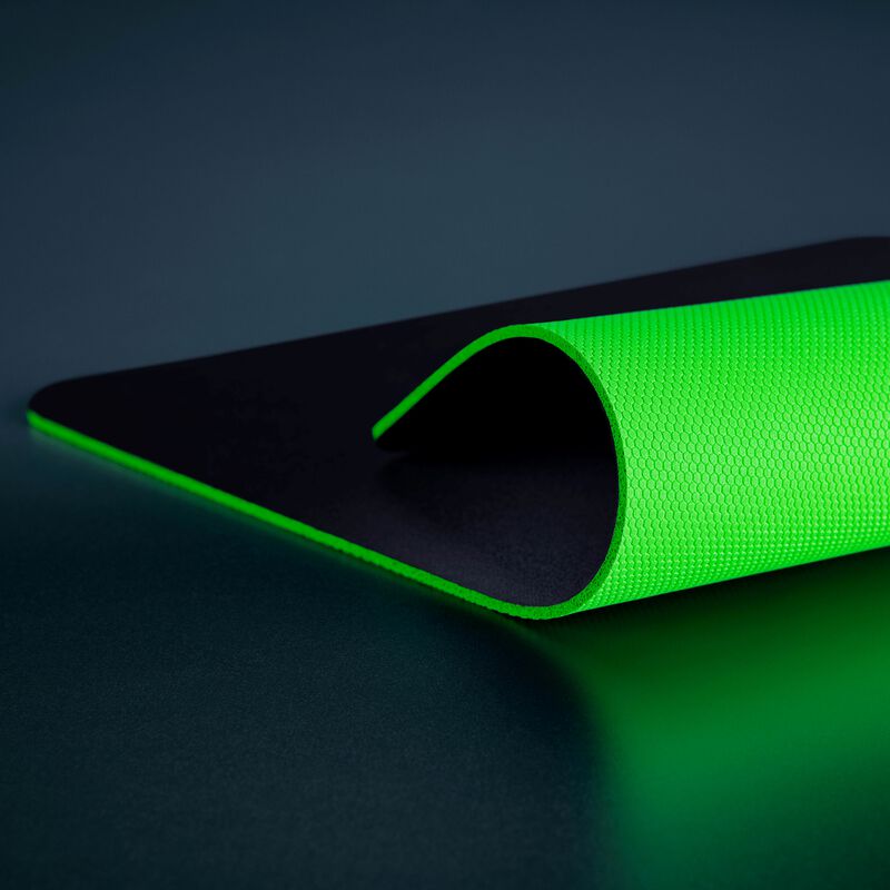 Skrått bilde av Razer Gigantus V2 3XL musematte kant