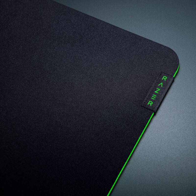 Oversiktsbilde av Razer Gigantus V2 3XL musematte på gamingbord
