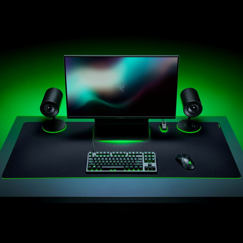 Razer Gigantus V2 3XL musematte montert på skrivebord