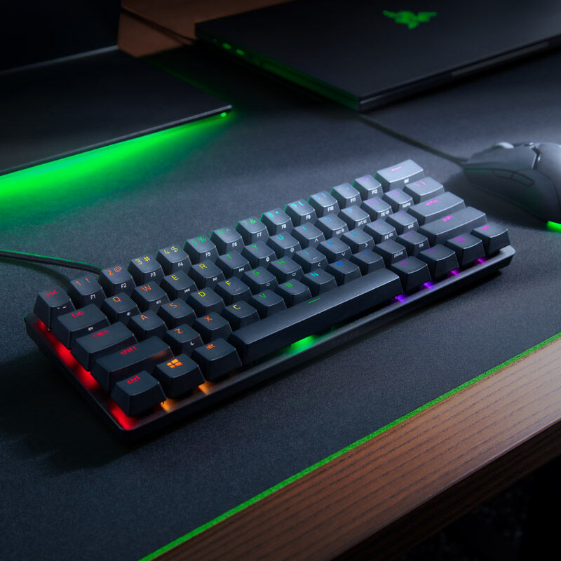 Razer Huntsman Mini 60 % gamingtastatur Clicky Purple Optical svart nærbilde av USB C-kabel