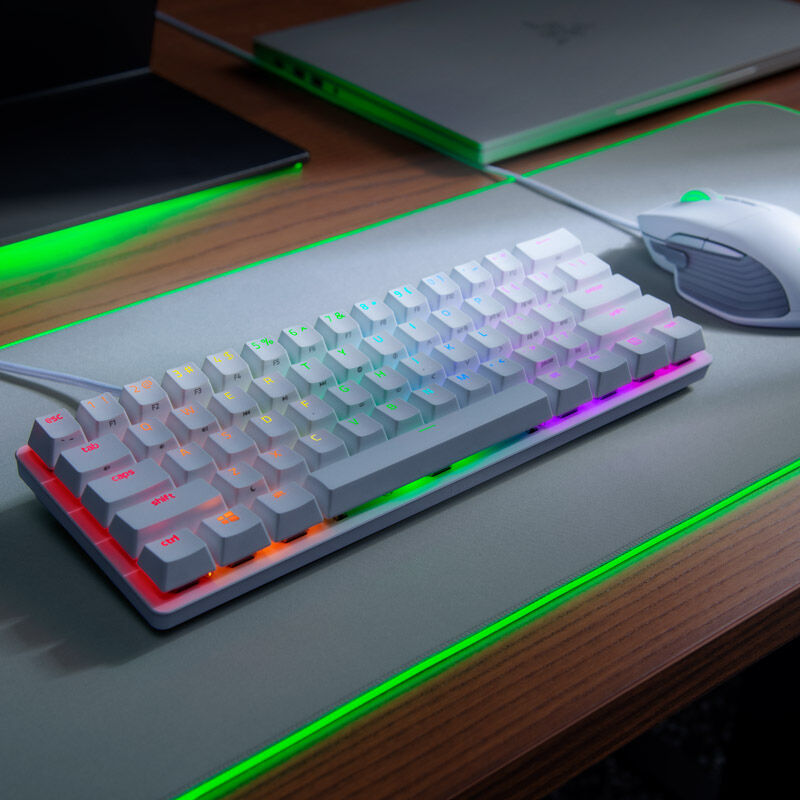 Detalj av taster på Razer Huntsman Mini Mercury gamingtastatur 60 % optisk hvit