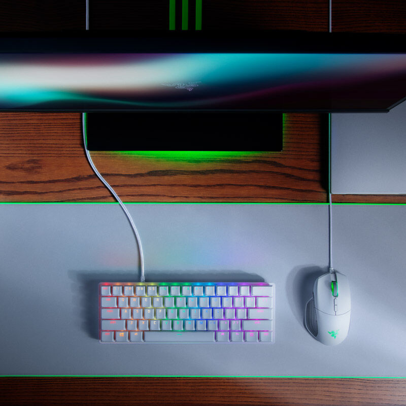 Nærbilde av USB-C-kobling på Razer Huntsman Mini Mercury gamingtastatur 60 % optisk hvit