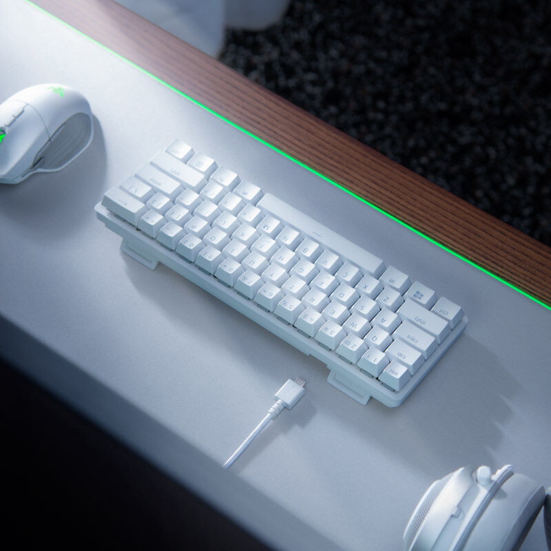 Montert Razer Huntsman Mini Mercury gamingtastatur 60 % optisk hvit på skrivebord