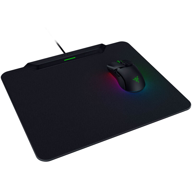 Detalj av overflate på Razer HyperFlux V2 trådløs lading musematte hard overflate