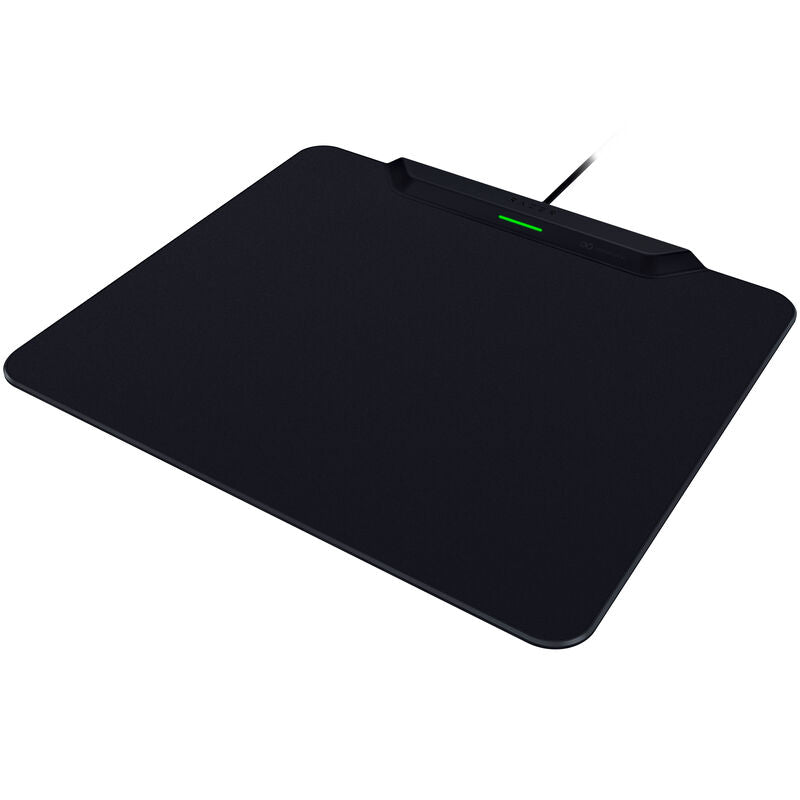 Razer HyperFlux V2 musematte montert på skrivebord