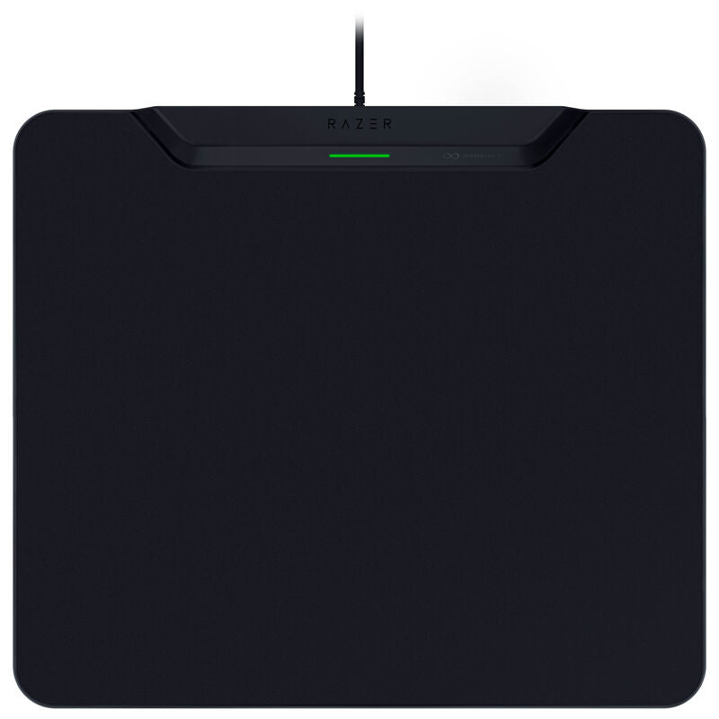 Nærbilde av kant på Razer HyperFlux V2 trådløs lading musematte hard overflate