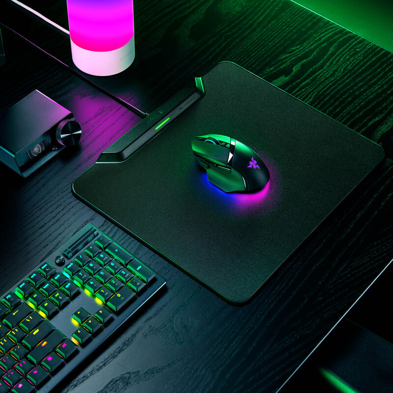 Oversikt over Razer HyperFlux V2 trådløs lading musematte hard overflate