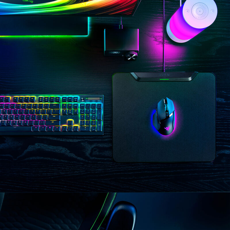 Sideprofil av Razer HyperFlux V2 trådløs lading musematte hard overflate