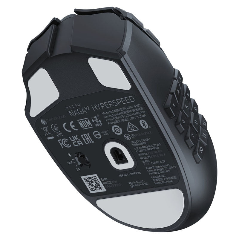 Razer Naga V2 HyperSpeed trådløs gamingmus montert på skrivebord