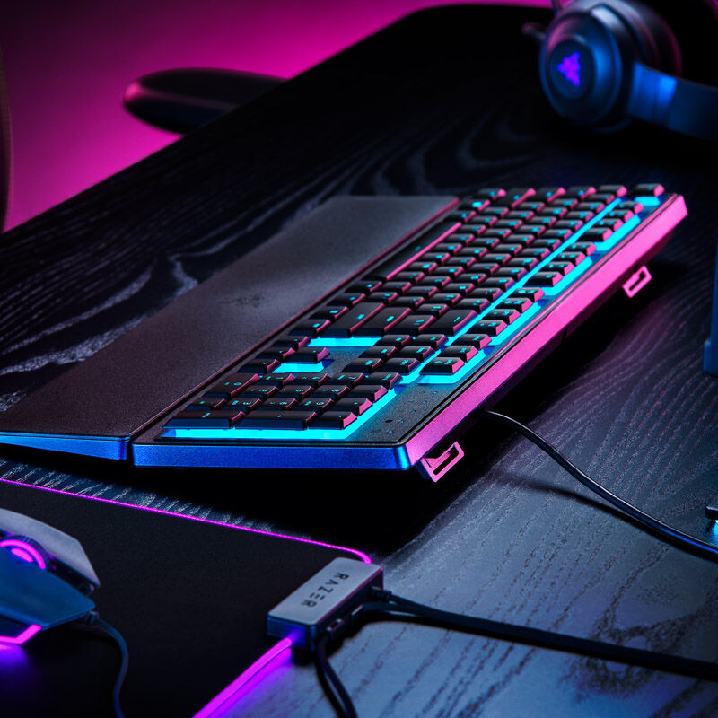 Razer Ornata V3 X tastatur i bruk under gaming