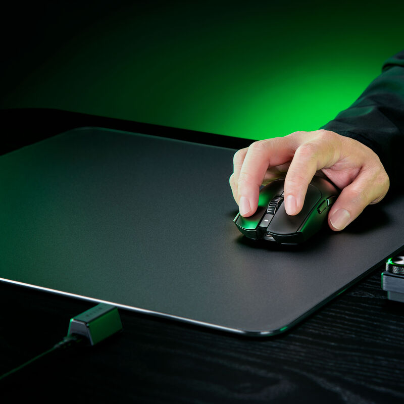 Razer Viper V3 Pro gamingmus montert på skrivebord