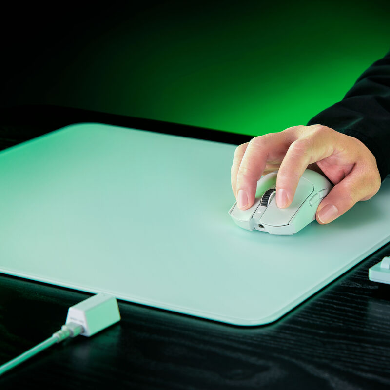Razer Viper V3 Pro trådløs gamingmus hvit montert på musematte