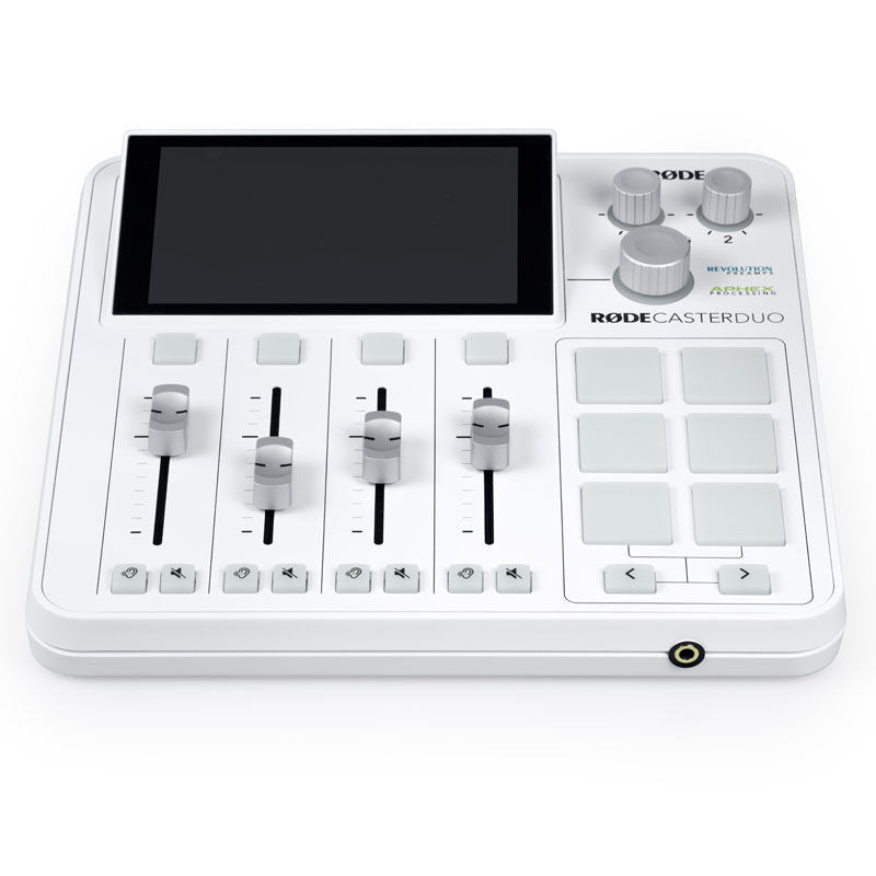 Nærbilde av berøringsskjerm på Rode RodeCaster DUO audioproduksjonsstudio White Edition