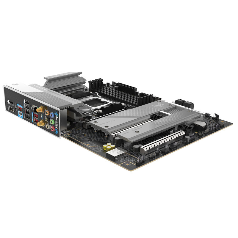 Nærbilde av minnespor på Sapphire Nitro+ B850A WiFi 7