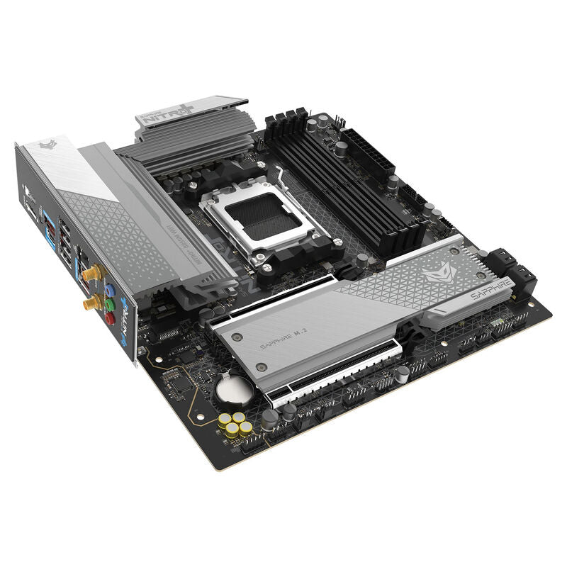 Sapphire Nitro+ B850M WiFi hovedkort montert i PC-kasse