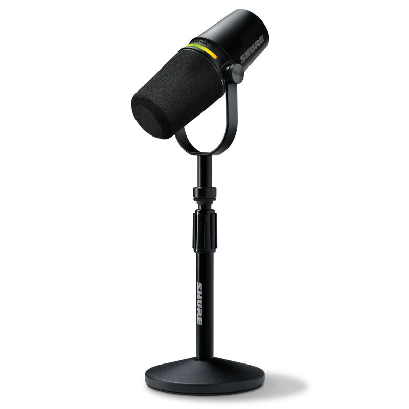 Shure MV7+ podcast mikrofon XLR/USB bundle svart med stativ forfra