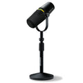 Shure MV7+ podcast mikrofon XLR/USB bundle svart med stativ forfra
