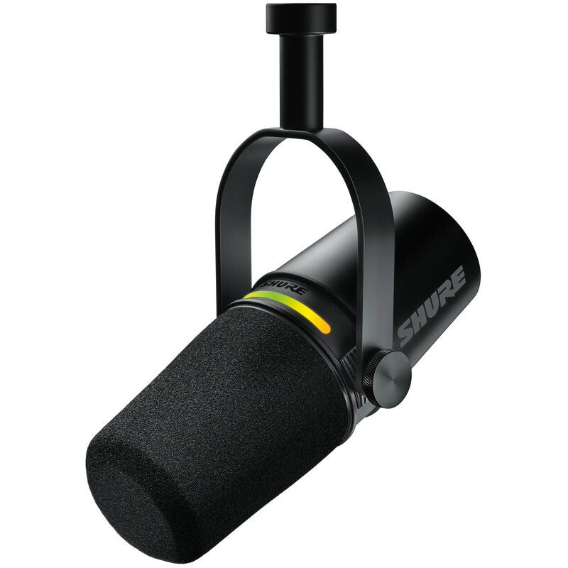 Shure MV7+ podcast mikrofon XLR/USB bundle svart med stativ montert på stativ