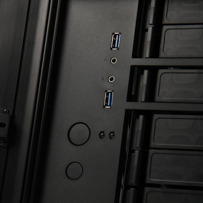 SilverStone SST-DS380B NAS-kabinett med synlige SATA-tilkoblinger