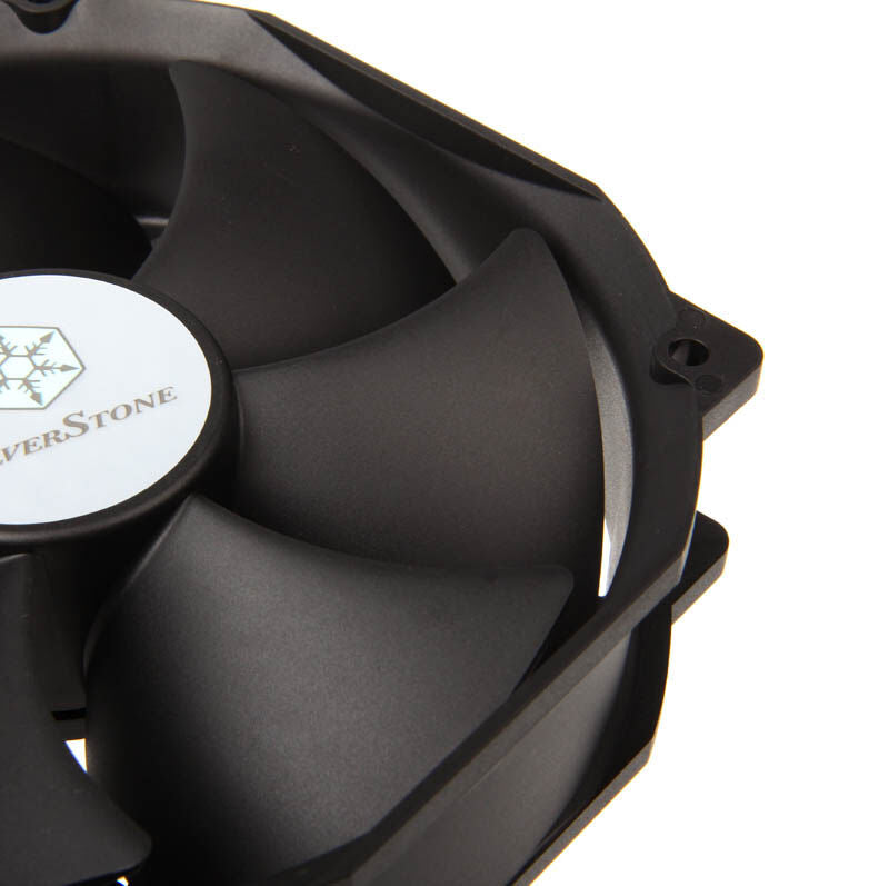 SilverStone SST-FHP141 vifte 140 mm PWM svart montert i PC