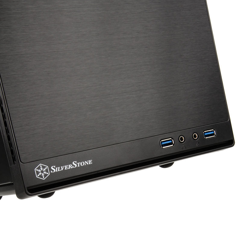 Nærbilde av ventilasjon på SilverStone SST-SG13B-Q Sugo Mini-ITX kubekabinett svart