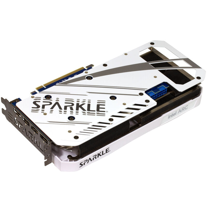 Nærbilde av tekstur og kjølesystem på Sparkle Arc A770 ROC Luna White