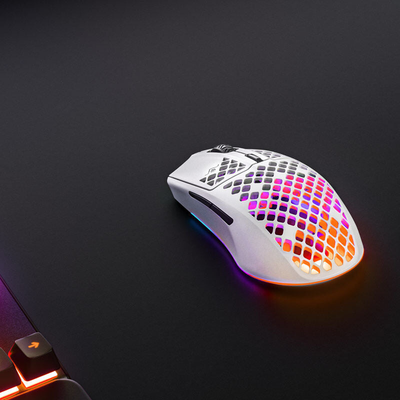 Sideprofil av SteelSeries Aerox 3 Wireless gamingmus hvit