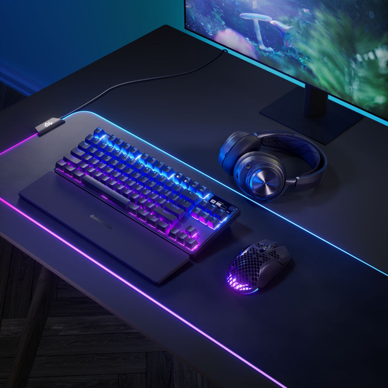 Montert SteelSeries Apex Pro TKL Wireless tastatur med håndballstøtte
