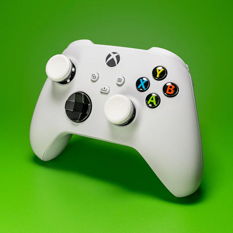 SteelSeries KontrolFreek Clutch thumbstick XBX hvit/svart montert på kontroller