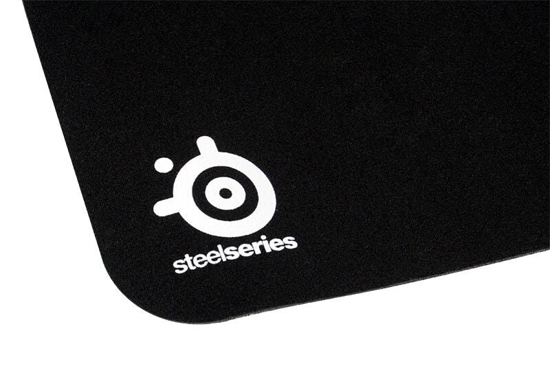 SteelSeries QcK musematte svart montert på skrivebord