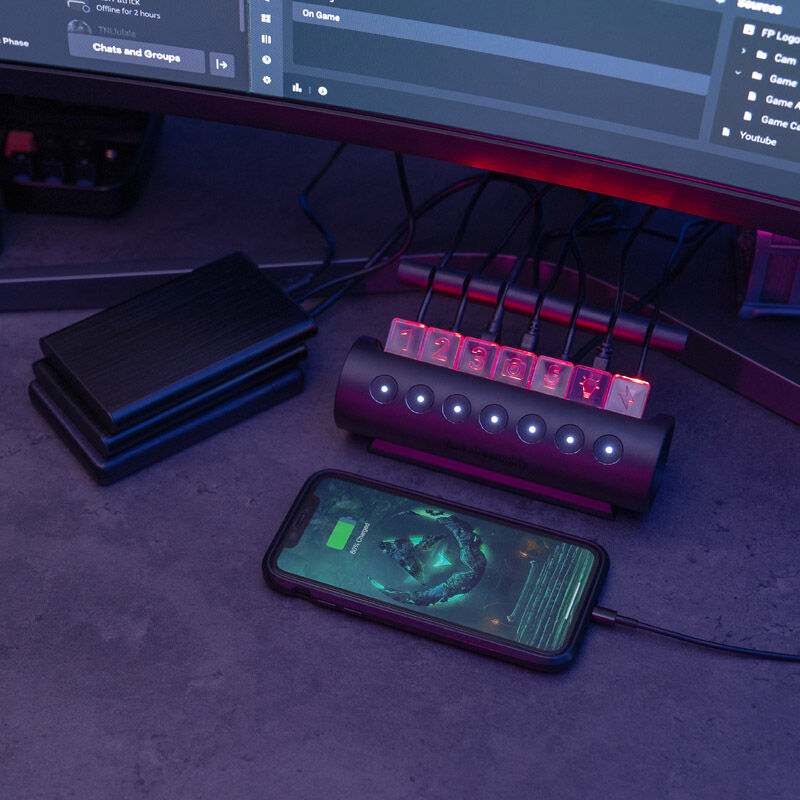 RGB-lyset på Streamplify HUB CTRL 7 USB-hub i mørkt rom