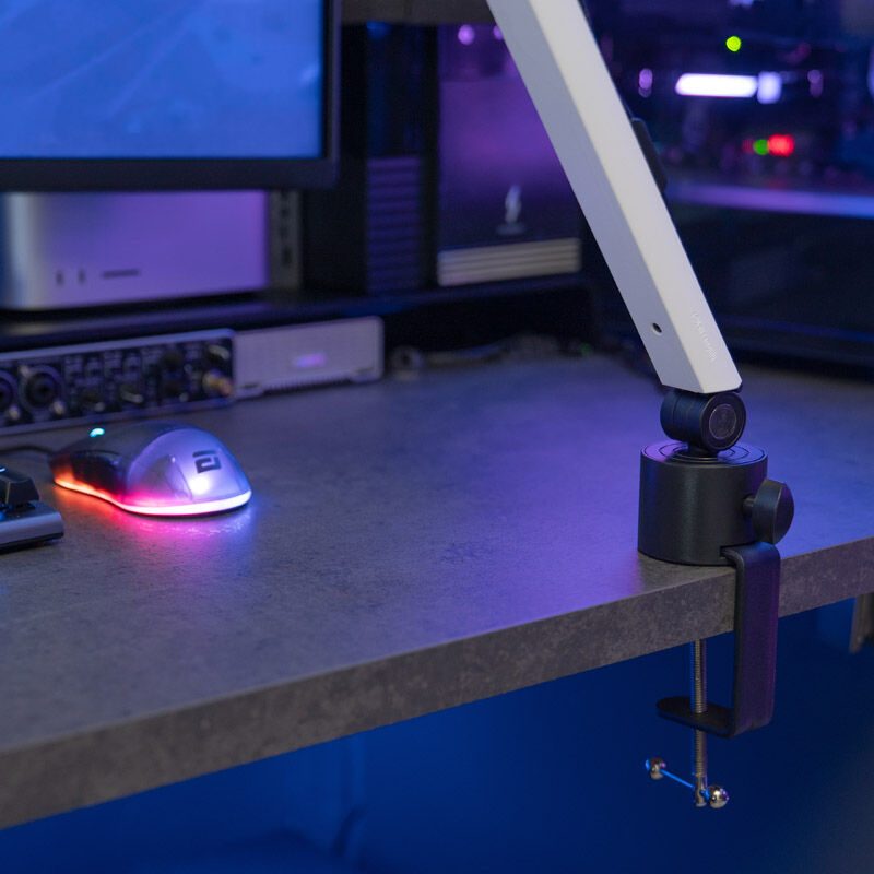 Streamplify MOUNT ARM mikrofonarm med bordklemme hvit med mikrofon montert