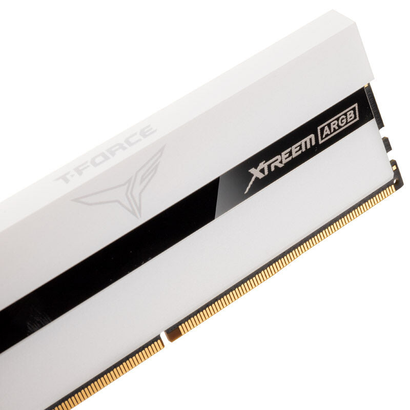 Montert Team Group T-Force Xtreem ARGB DDR4-3200 CL14 RAM 16 GB hvit i PC