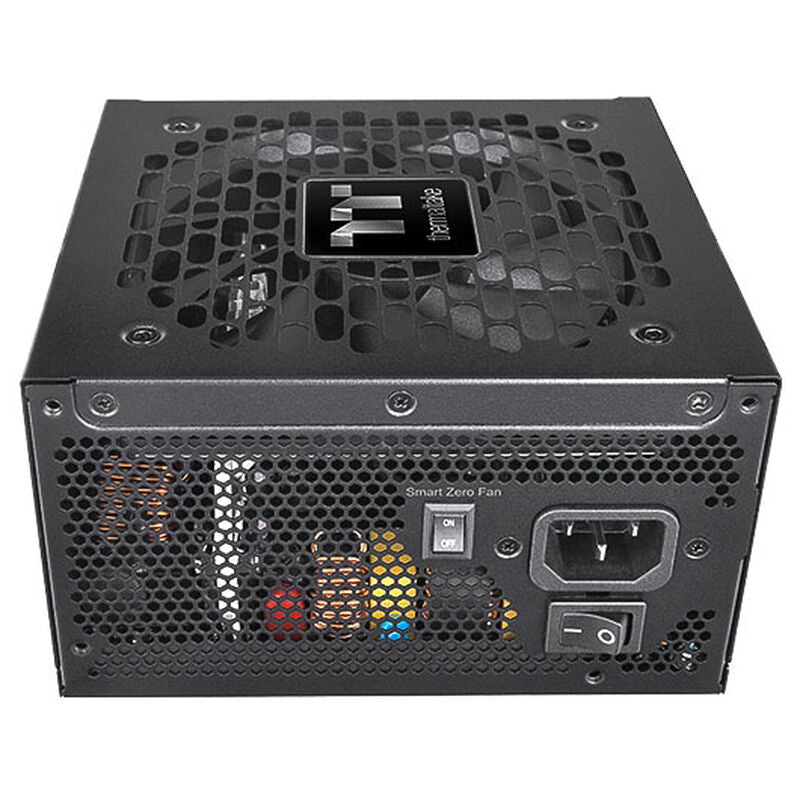 Nærbilde av kabler på Thermaltake Toughpower GT strømforsyning 850 W