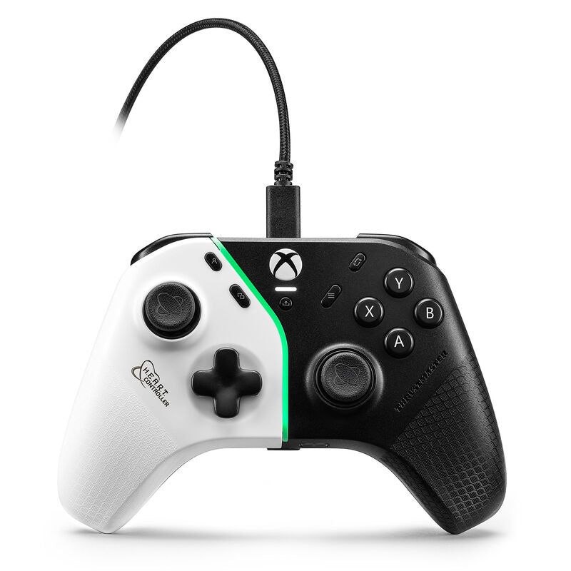 Detalj av Thrustmaster HEART kontroller Hall-Effekt RGB Xbox/PC svart hvit joystick