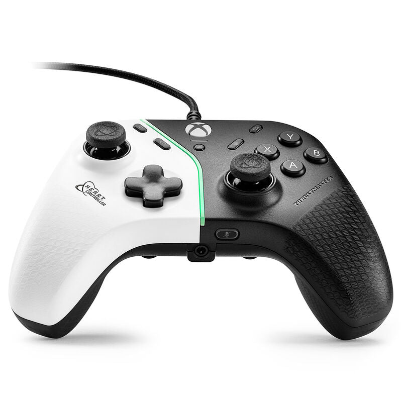 Nærbilde av taster på Thrustmaster HEART kontroller Hall-Effekt RGB Xbox/PC svart hvit
