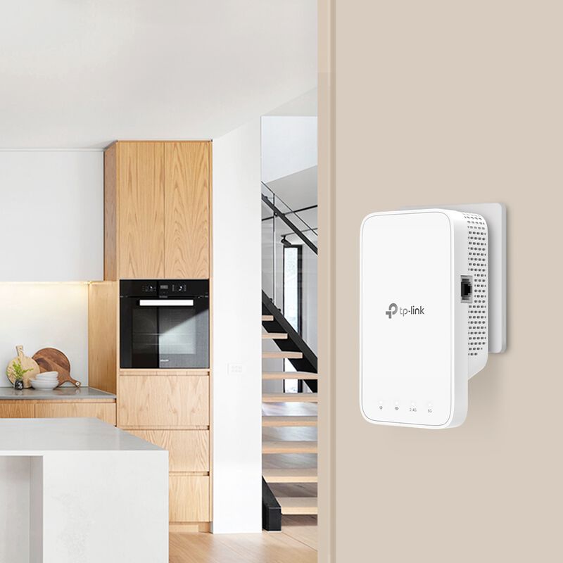 Montert TP-Link RE335 WiFi-repeater AC1200 Dual-Band hvit i hjemmet