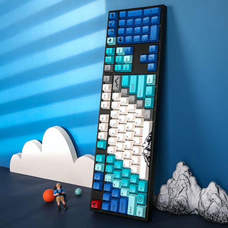 Varmilo VEA108 Summit R1 tastatur montert på skrivebord