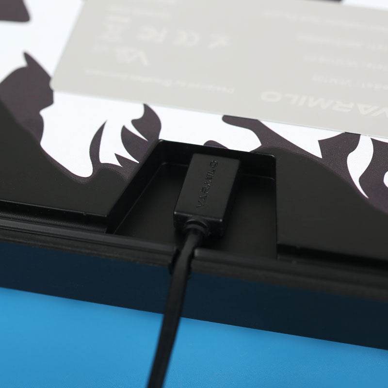 Varmilo VEA108 Summit R1 med hvit LED-belysning aktivert