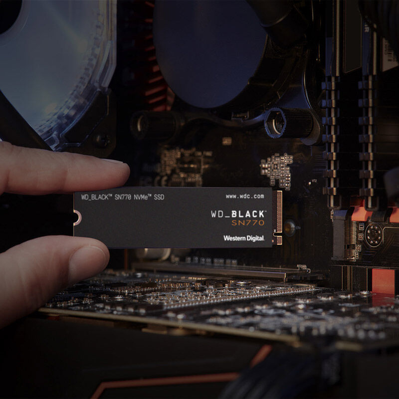 WD Black SN770 NVMe SSD 2 TB PCIe 4.0 M.2 2280 montert i PC